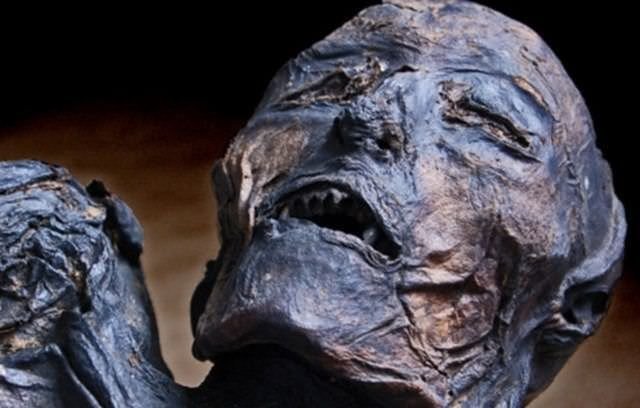 Mezarı açınca gözlerine inanamadılar