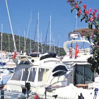 Çeşme limanında Türk bayrakları