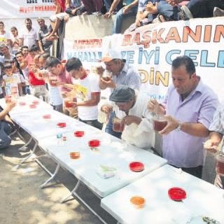 3 dakikada 2.25 kilo bal yedi