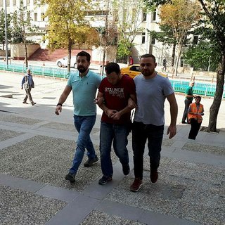 Kiracı oldukları evi satmak isterken suçüstü yakalandılar