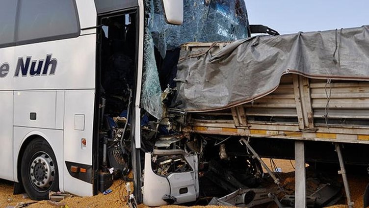 TIR ile yolcu otobüsü çarpıştı
