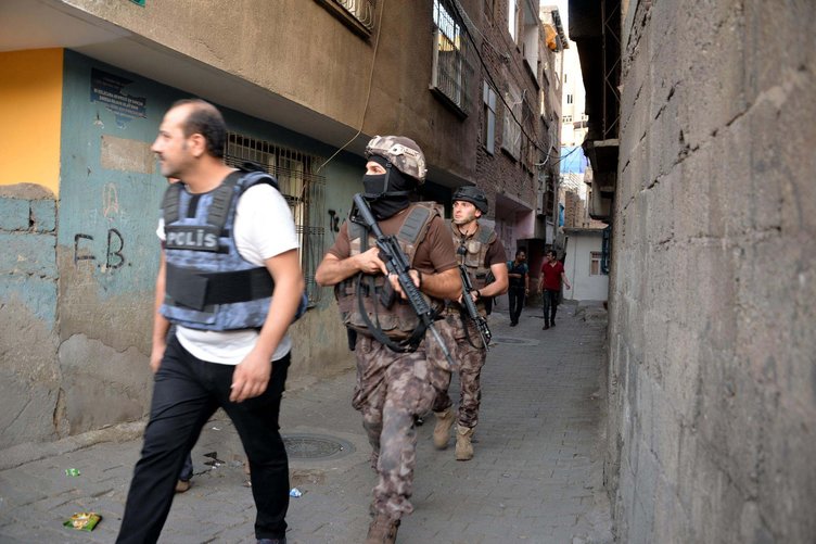 Diyarbakır'da hava destekli şafak operasyonu