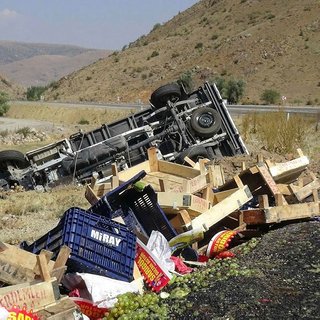 Sebze yüklü kamyonet şarampole yuvarlandı: 2 yaralı