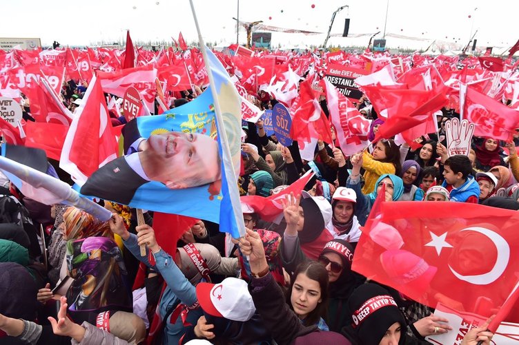 Vatandaşlar Yenikapı'daki miting alanına akın ediyor