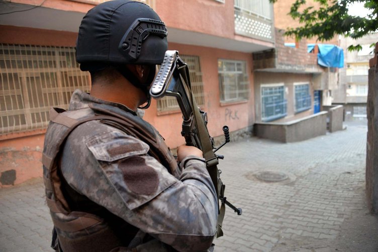 Diyarbakır'da hava destekli şafak operasyonu