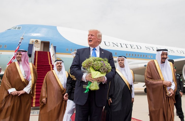 Trump Suudi Arabistan'da Kral Selman'la görüştü