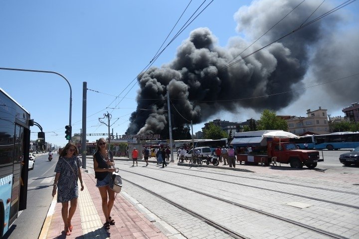 Son dakika: Antalya Festival Çarşısı'nda yangın çıktı