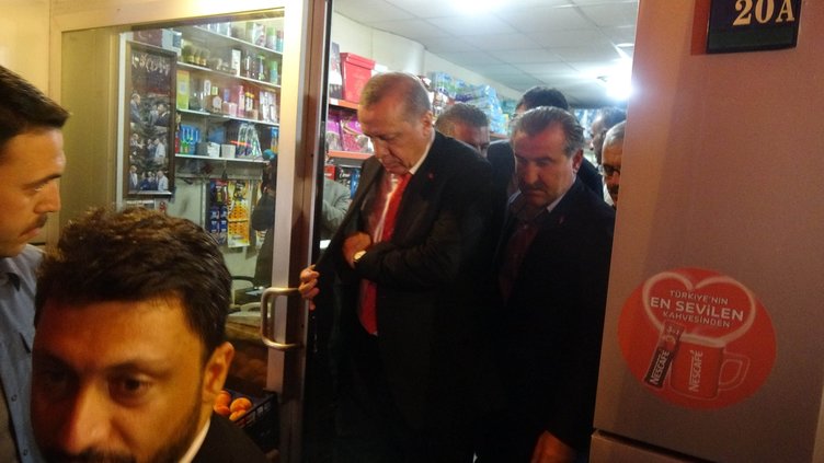 Cumhurbaşkanı Erdoğan Rize'de markete girdi, alışveriş yaptı