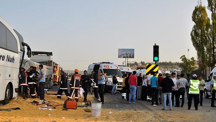 TIR ile yolcu otobüsü çarpıştı