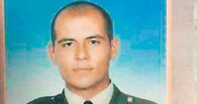 Binbaşı, depremde ölen annesinin yanına gömüldü