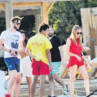 İki kardeş tatilde