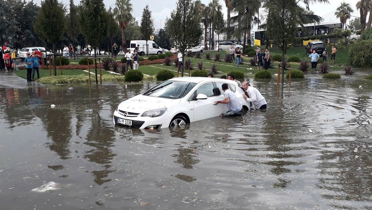İstanbul'da şiddetli yağış ve dolu hayatı olumsuz etkiledi