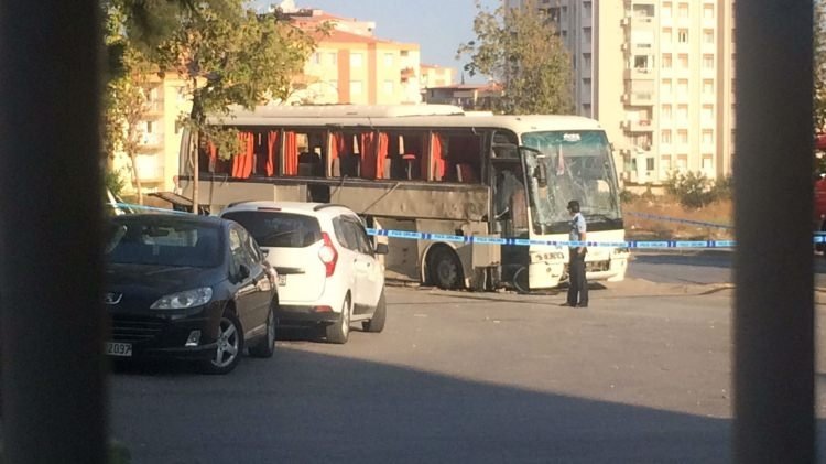 İzmir'de servis aracı geçişi sırasında patlama