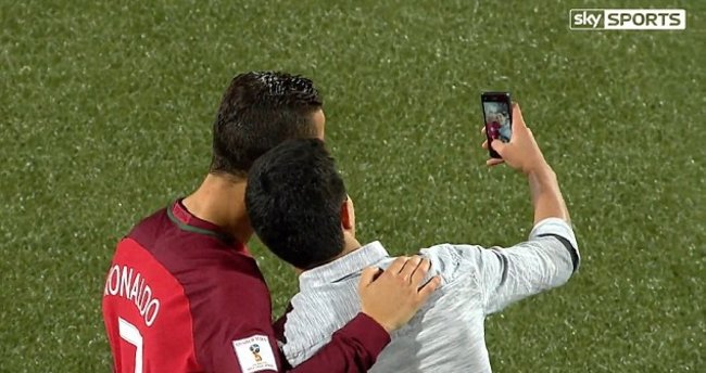 Ronaldo ile sahada selfie!