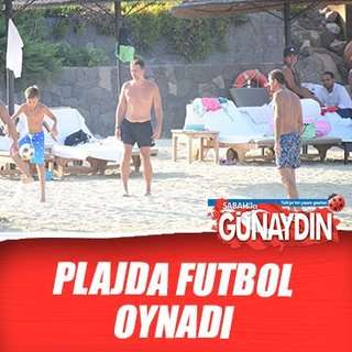 Plajda futbol oynadı