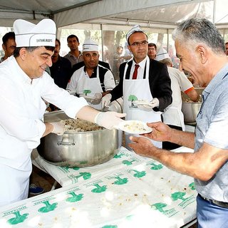 Şehitkamil’deki 4 bölgede pilav dağıtıldı