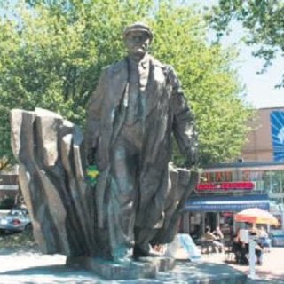 Irkçılık karşıtları Lenin’e de karşı