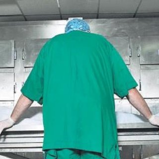 Cesetten uyuşturucu çaldılar
