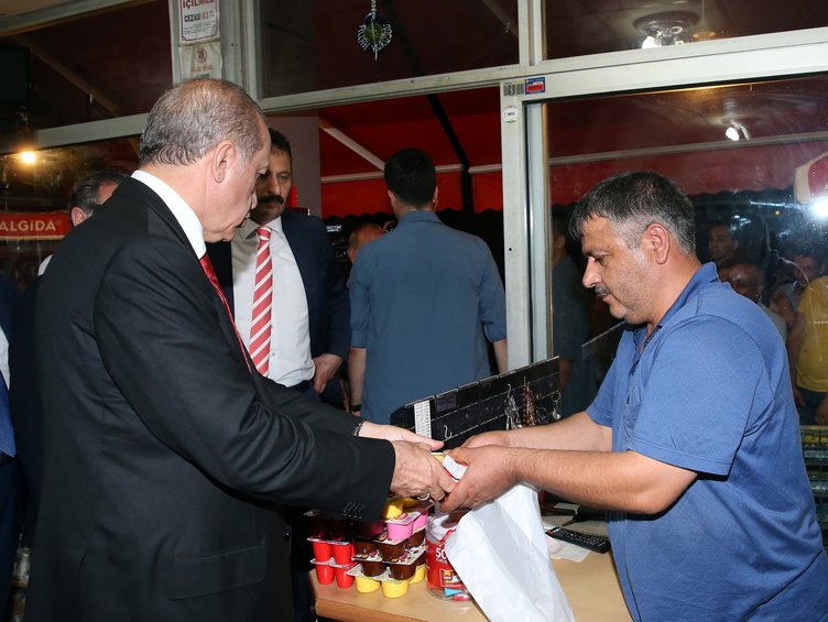 Cumhurbaşkanı Erdoğan Rize'de markete girdi, alışveriş yaptı