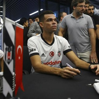 Pepe'nin imza gününde izdiham!