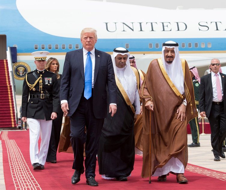 Trump Suudi Arabistan'da Kral Selman'la görüştü