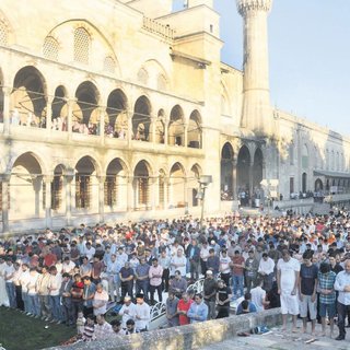 Cemaat camilere sığmadı