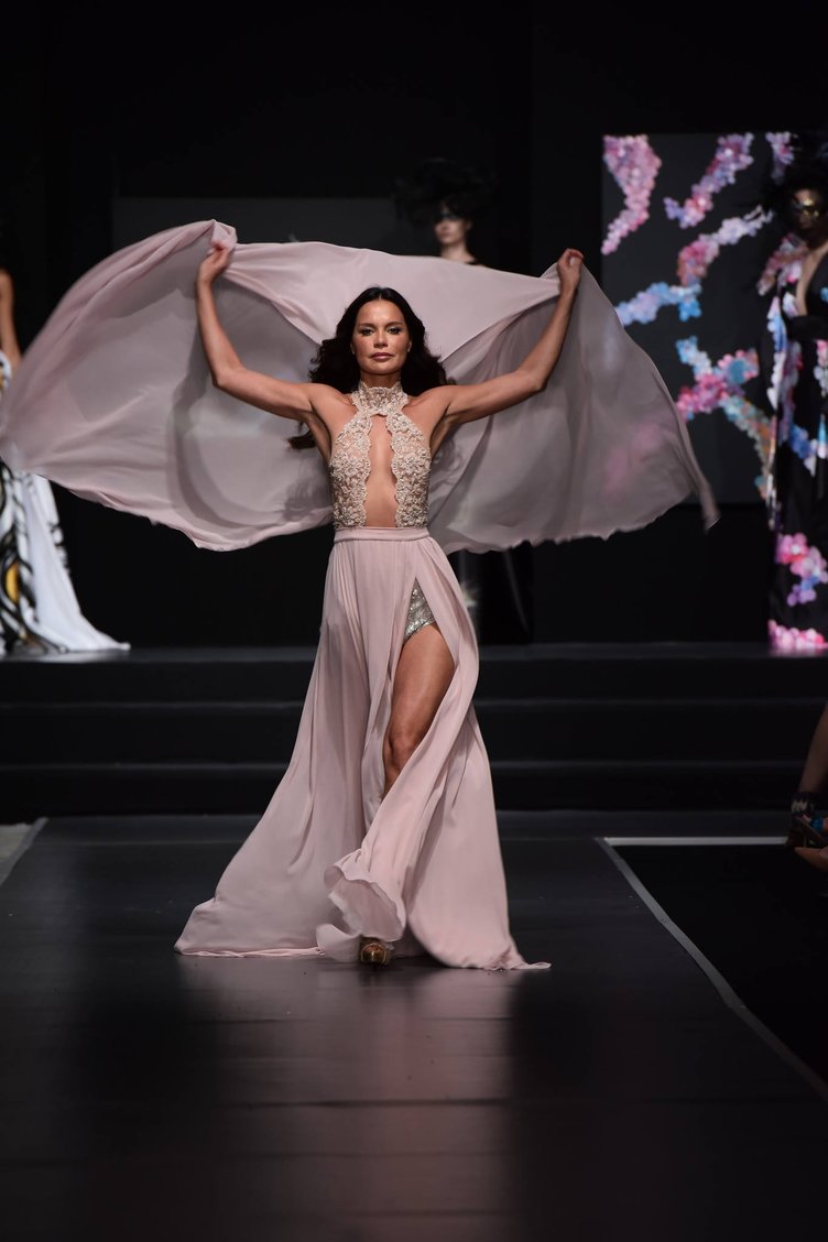 Ebru Şallı podyumda düşmekten son anda kurtuldu