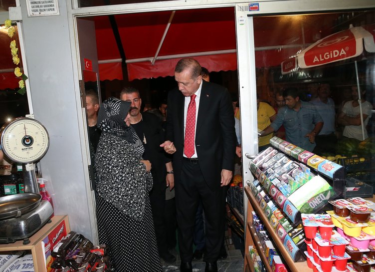 Cumhurbaşkanı Erdoğan Rize'de markete girdi, alışveriş yaptı