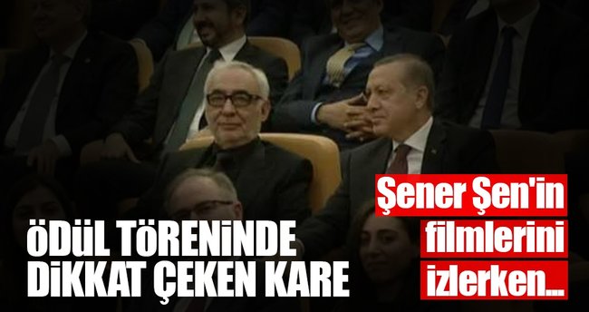 Ödül töreninde dikkat çeken kare