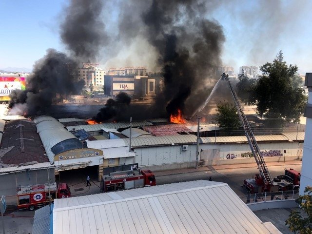 Son dakika: Antalya Festival Çarşısı'nda yangın çıktı