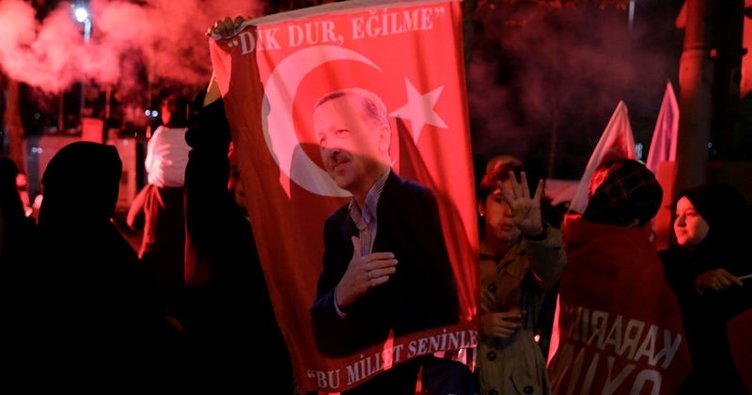 Cumhurbaşkanı Erdoğan balkonda halka hitap etti