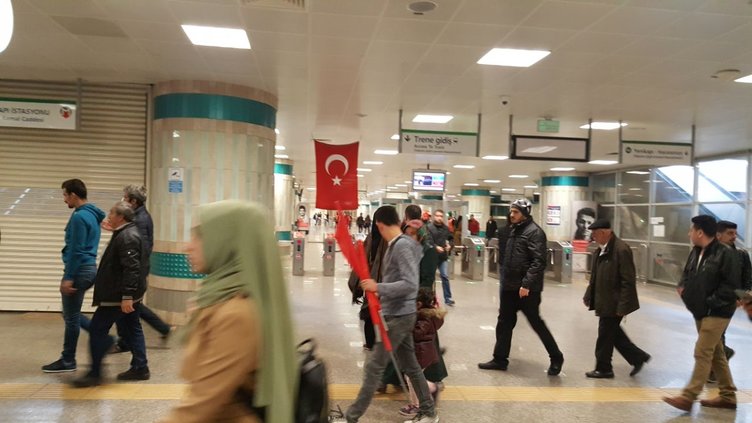 Vatandaşlar Yenikapı'daki miting alanına akın ediyor