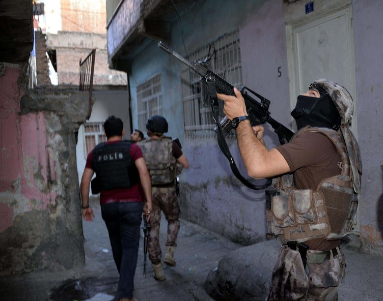 Diyarbakır'da hava destekli şafak operasyonu