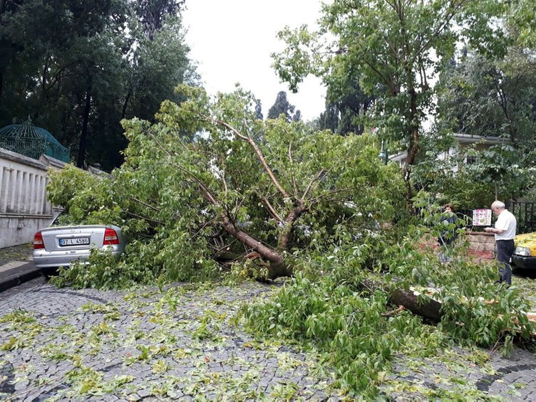 İstanbul'da şiddetli yağış ve dolu hayatı olumsuz etkiledi