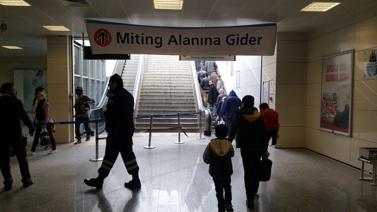 Vatandaşlar Yenikapı'daki miting alanına akın ediyor