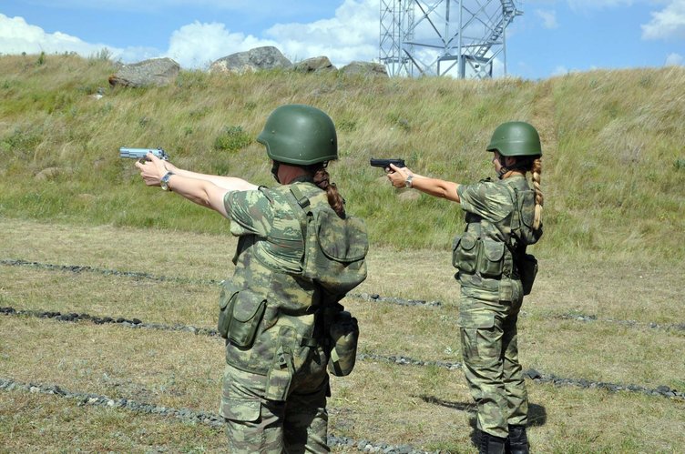 İşte sınırda kuş uçurtmayan kadın komutanlar