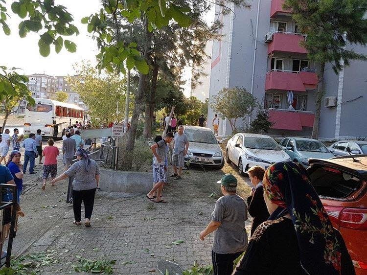 İzmir'de servis aracı geçişi sırasında patlama