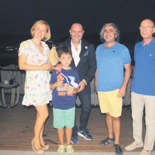 Yeni kitabını imzaladı