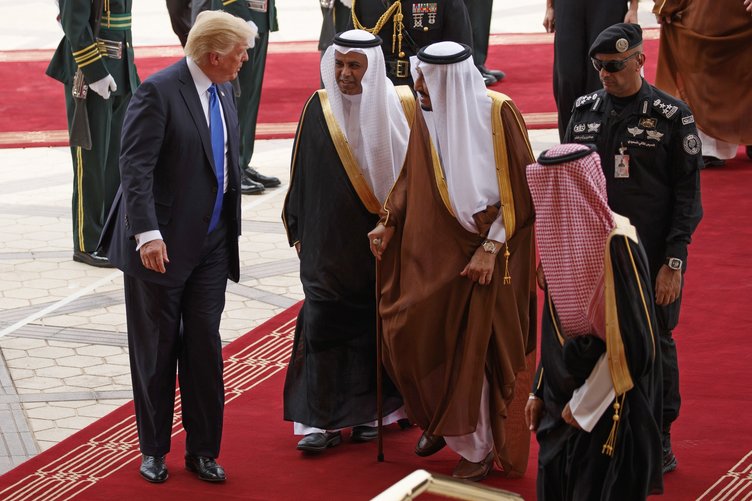 Trump Suudi Arabistan'da Kral Selman'la görüştü