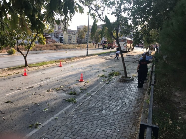 İzmir'de servis aracı geçişi sırasında patlama