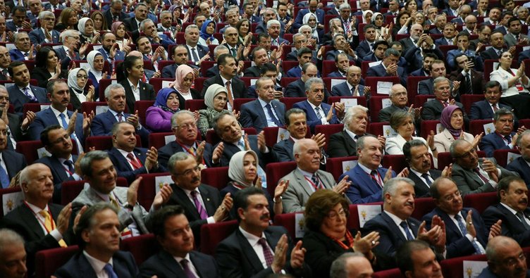 Kurucu lidere 100 bin kişilik görkemli kongre