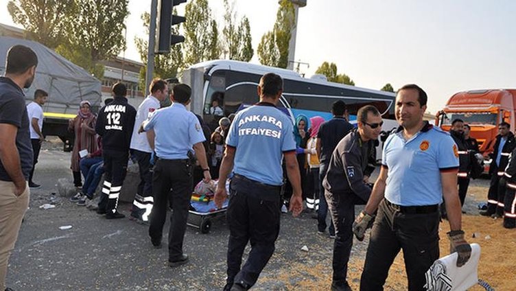 TIR ile yolcu otobüsü çarpıştı