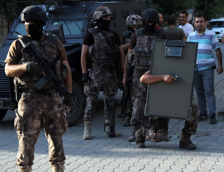 Kadın polis sokak levhasında uyuşturucu buldu