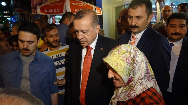 Cumhurbaşkanı Erdoğan Rize'de markete girdi, alışveriş yaptı