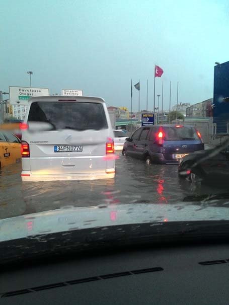 İstanbul'daki şiddetli yağmur sosyal medyayı salladı