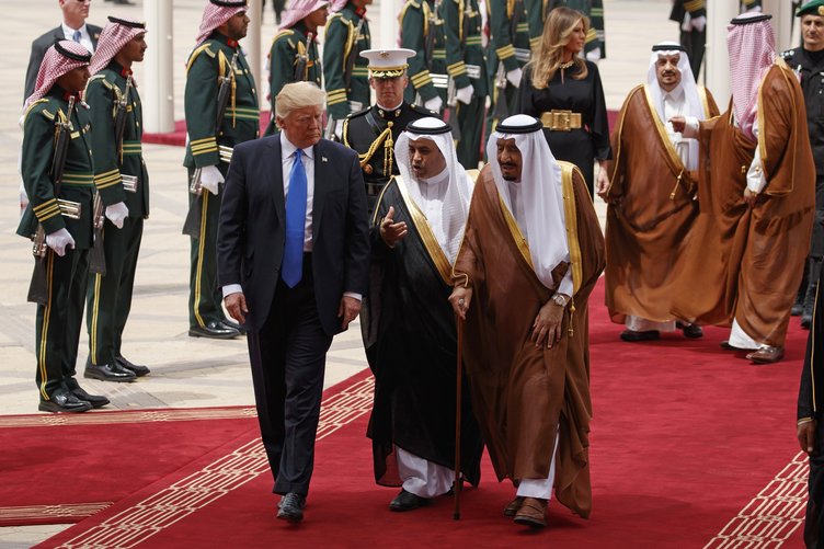Trump Suudi Arabistan'da Kral Selman'la görüştü