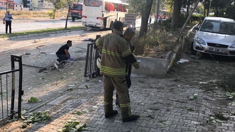 İzmir'de servis aracı geçişi sırasında patlama