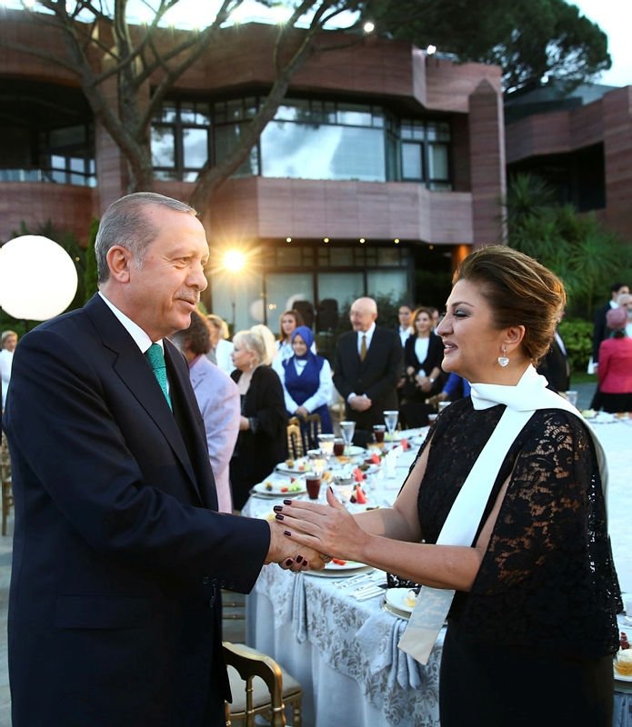 Cumhurbaşkanı Erdoğan, sanatçı ve sporcular ile iftarda bir araya geldi.