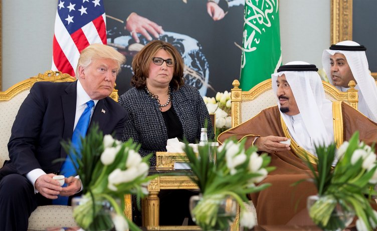 Trump Suudi Arabistan'da Kral Selman'la görüştü