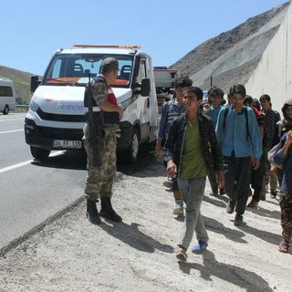 Arızalanan otobüse bakmaya giden Jandarma şoke oldu!